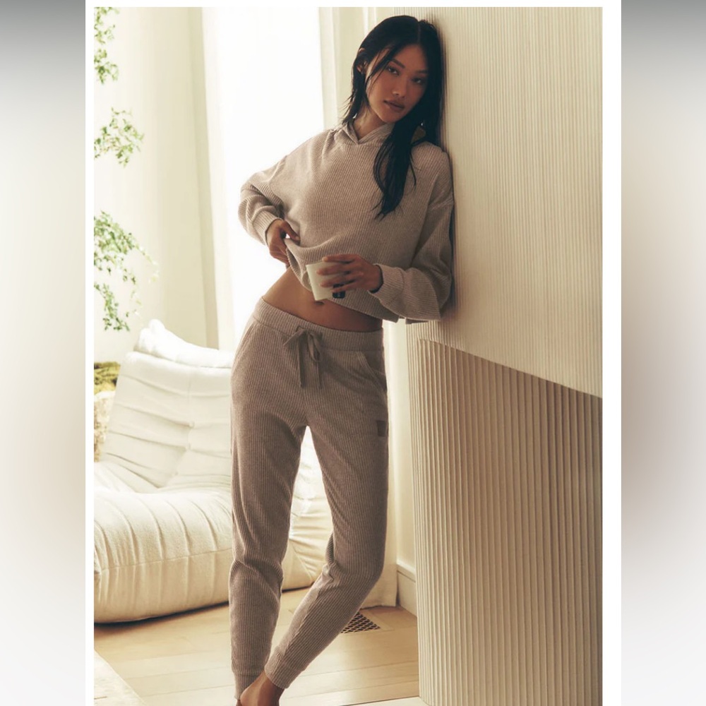 ALO YOGA Muse Sweatpant + Hoodie in Gravel Heather